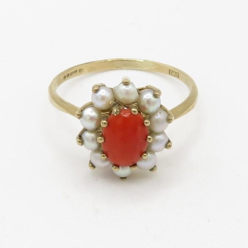 63 - 9ct gold vintage coral & seed pearl dress ring (2.1g) Size S