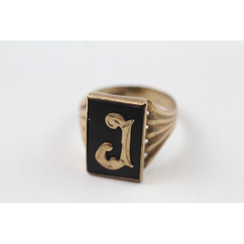 28 - 9ct gold vintage black onyx initial 'J' dress ring (5.3g) Size T