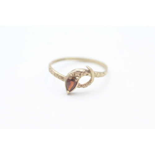 17 - 9ct gold garnet set snake ring (1g) Size N