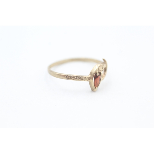 17 - 9ct gold garnet set snake ring (1g) Size N