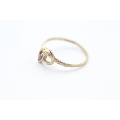 17 - 9ct gold garnet set snake ring (1g) Size N