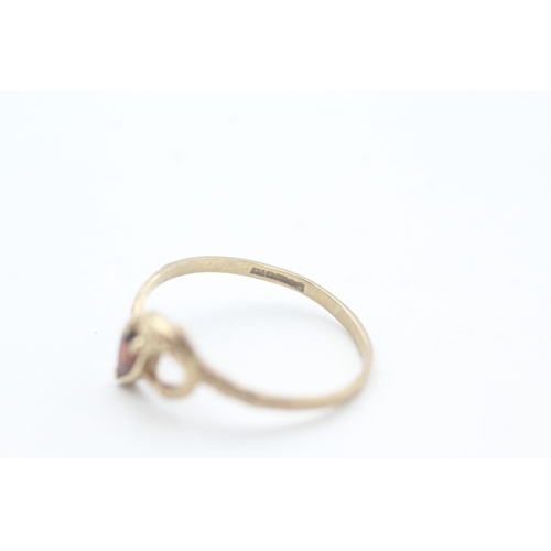 17 - 9ct gold garnet set snake ring (1g) Size N