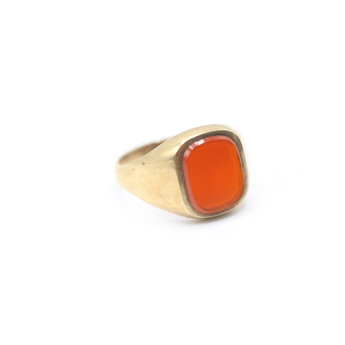 58 - 9ct gold vintage carnelian cushion shaped signet ring (2.6g) Size M