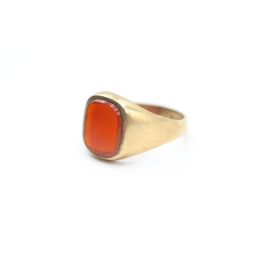 58 - 9ct gold vintage carnelian cushion shaped signet ring (2.6g) Size M