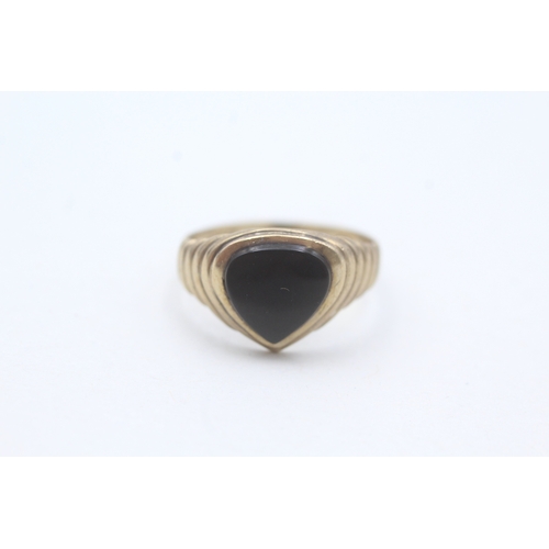 66 - 9ct gold black onyx signet ring (2.4g) AS SEEN - MISSHAPEN Size L