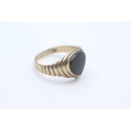 66 - 9ct gold black onyx signet ring (2.4g) AS SEEN - MISSHAPEN Size L