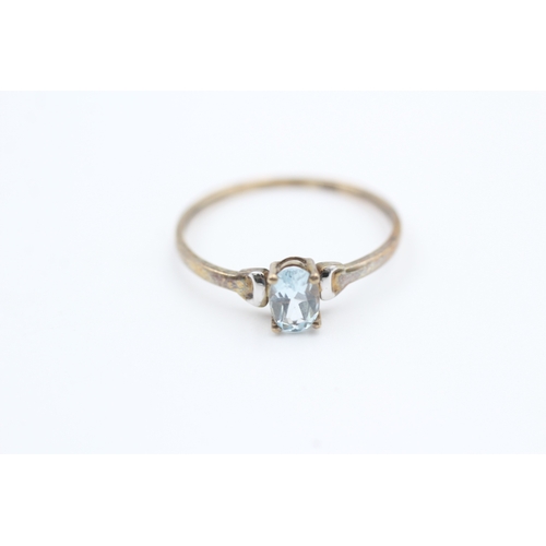 8 - 9ct gold oval cut blue topaz set solitaire ring (0.9g) Size P