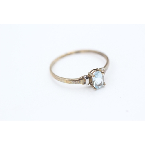 8 - 9ct gold oval cut blue topaz set solitaire ring (0.9g) Size P