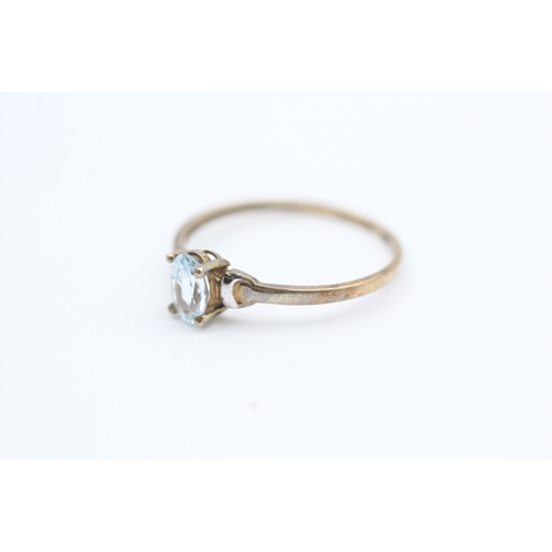 8 - 9ct gold oval cut blue topaz set solitaire ring (0.9g) Size P