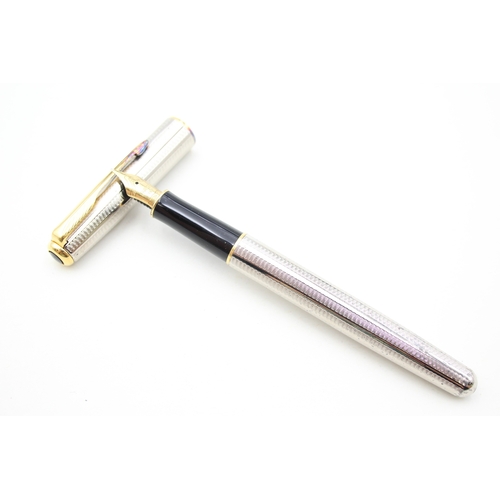 391 - Parker Sonnet Silver Plated Cased Fountain Pen w/ 18ct Gold Nib Writing