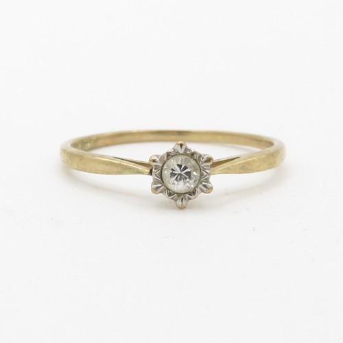 19 - 9ct gold diamond solitaire ring (1g) Size O 1/2