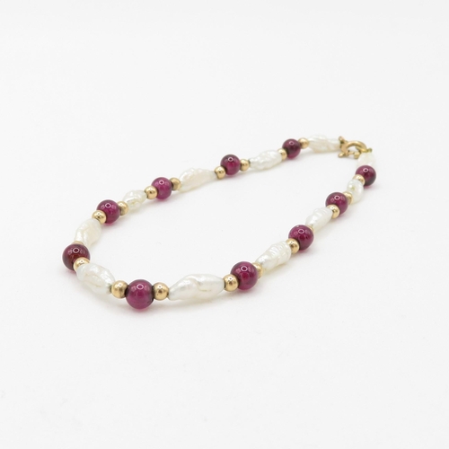 103 - 9ct gold rice pearl and garnet bracelet (3g)