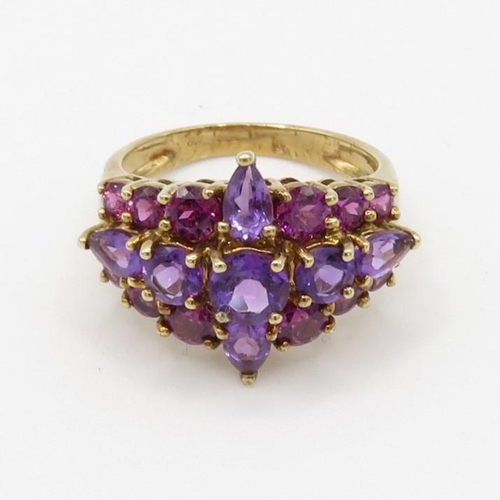 110 - 9ct gold amethyst & purple garnet dress ring (4.4g) Size  M