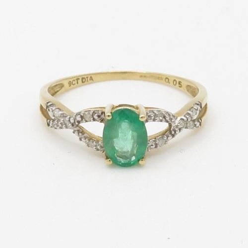 112 - 9ct gold emerald & diamond dress ring (1.5g) Size  Q