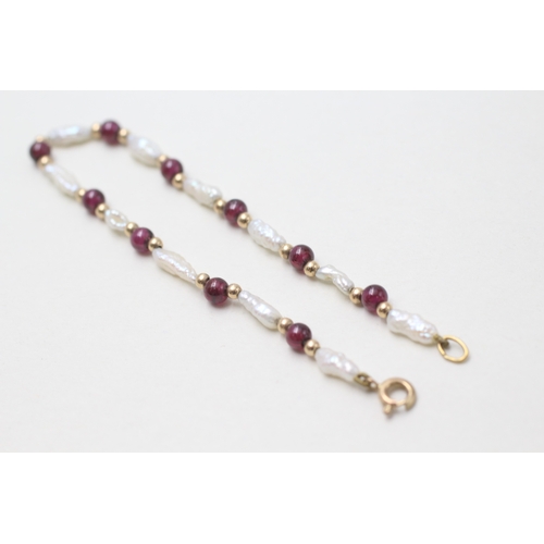 103 - 9ct gold rice pearl and garnet bracelet (3g)