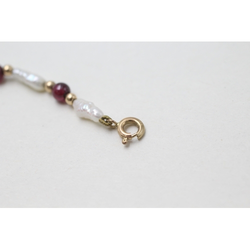 103 - 9ct gold rice pearl and garnet bracelet (3g)