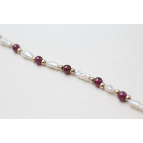 103 - 9ct gold rice pearl and garnet bracelet (3g)