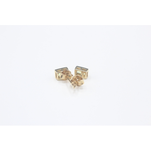 32 - 14ct gold bezel set peridot stud earrings (1.1g)