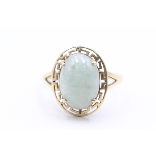 36 - 9ct gold jade single stone ring (3.5g) Size  R