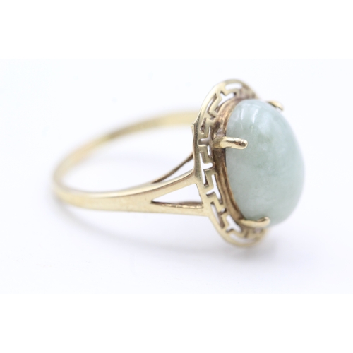 36 - 9ct gold jade single stone ring (3.5g) Size  R