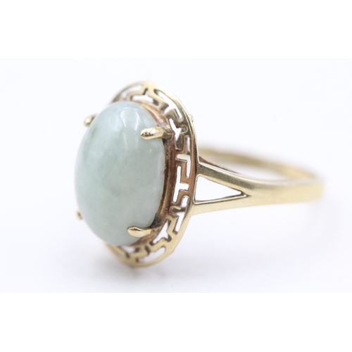 36 - 9ct gold jade single stone ring (3.5g) Size  R