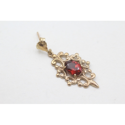 42 - 9ct gold vintage garnet patterned drop earrings (2.2g)