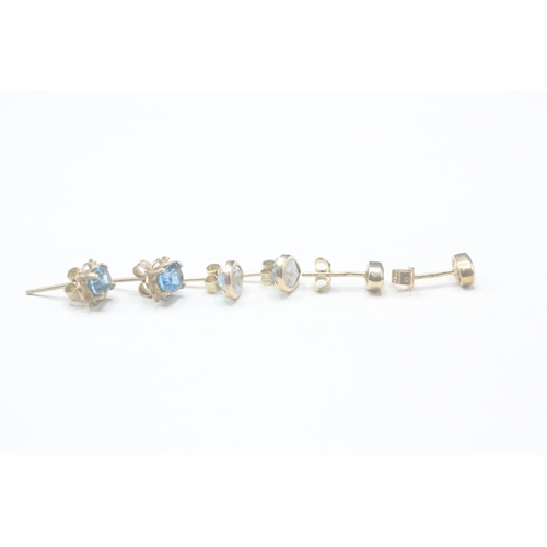 52 - 3 x 9ct gold blue topaz set stud earrings (2.2g)