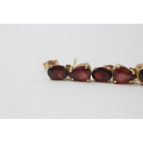 53 - 3 x 9ct gold garnet set stud earrings (5g)