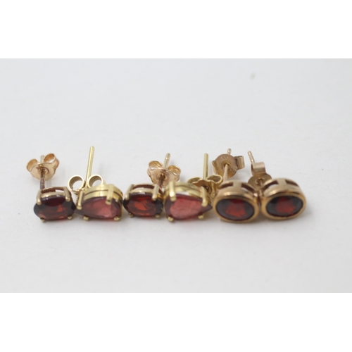 53 - 3 x 9ct gold garnet set stud earrings (5g)