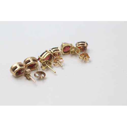 53 - 3 x 9ct gold garnet set stud earrings (5g)