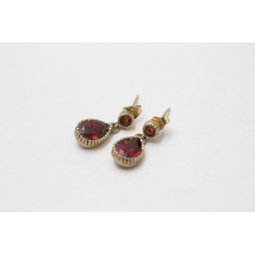 69 - 9ct gold garnet tear drop earrings (1.7g)