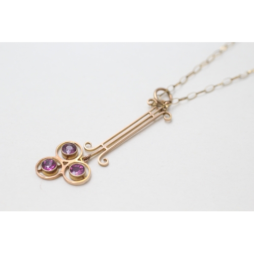 71 - 9ct gold garnet drop pendant on chain (2.7g)