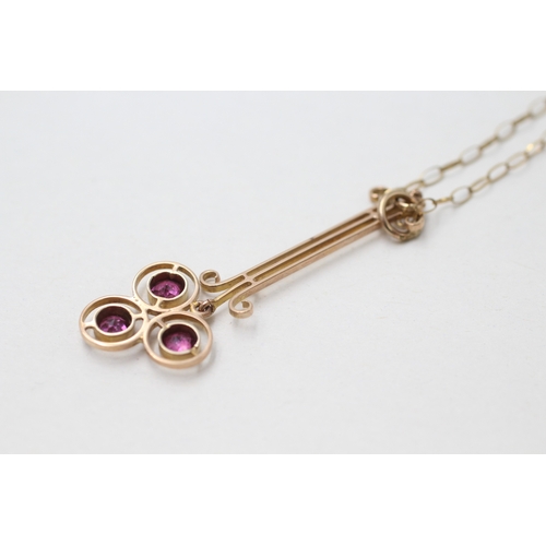 71 - 9ct gold garnet drop pendant on chain (2.7g)