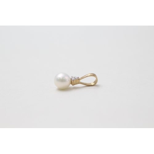 74 - 9ct gold diamond and culture pearl pendant (0.4g)