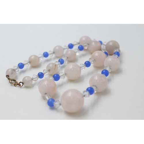 80 - 9ct gold clasp rose quartz and glass bead necklace (47.4g)