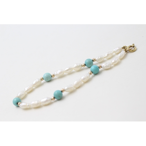 88 - 9ct gold rice pearl and turquoise bracelet (4.7g)