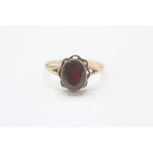 9 - 9ct gold garnet single stone ring (2.4g) Size  N