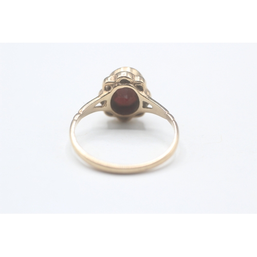 9 - 9ct gold garnet single stone ring (2.4g) Size  N