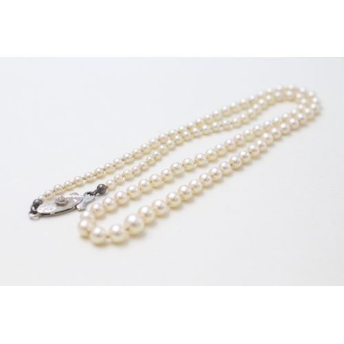 90 - 18ct gold clasp and cultured pearl necklace (7.9g)