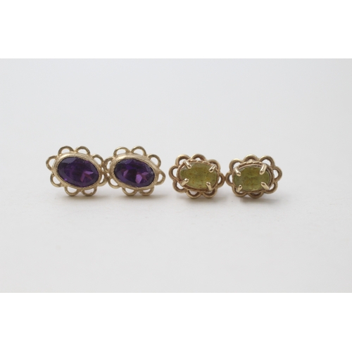 93 - 2 x 9ct gold amethyst and peridot set stud earrings (2.3g)