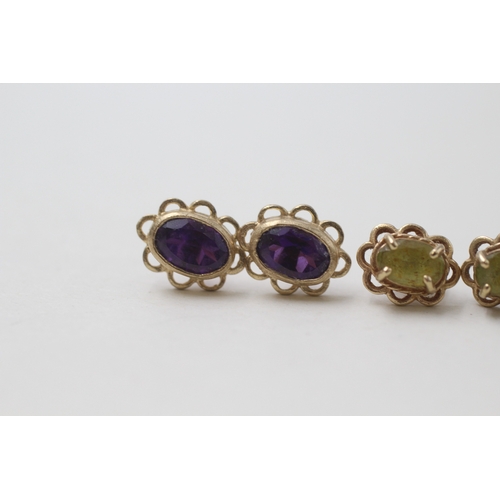 93 - 2 x 9ct gold amethyst and peridot set stud earrings (2.3g)