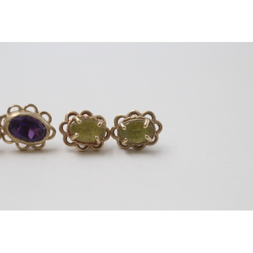 93 - 2 x 9ct gold amethyst and peridot set stud earrings (2.3g)