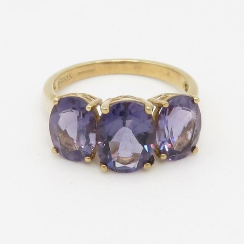 91 - 9ct gold oval cut amethyst three stone ring (2.6g) Size L