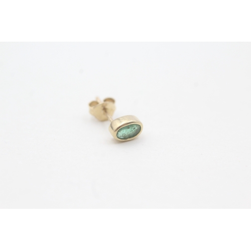 100 - 9ct gold emerald stud earring (0.47g)