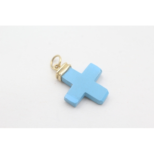 102 - 18ct gold synthetic turquoise cross charm (1.4g)