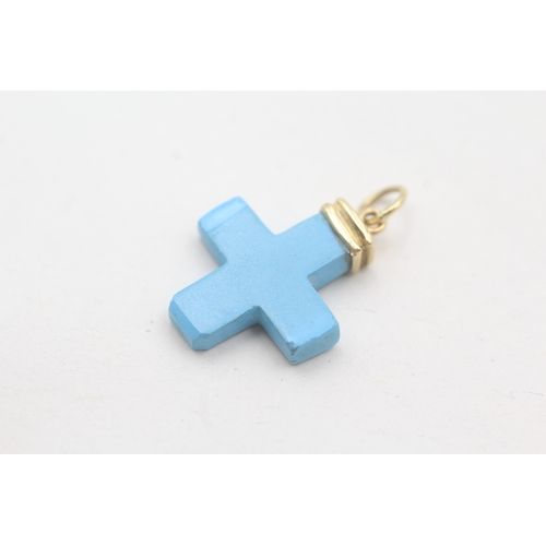 102 - 18ct gold synthetic turquoise cross charm (1.4g)