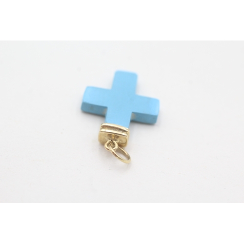 102 - 18ct gold synthetic turquoise cross charm (1.4g)