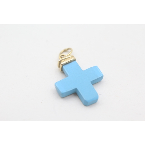 102 - 18ct gold synthetic turquoise cross charm (1.4g)