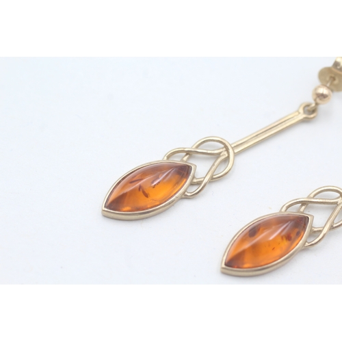 117 - 9ct gold amber drop earrings (3g)