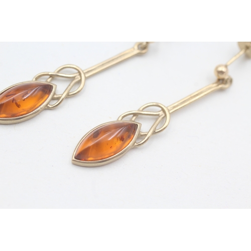 117 - 9ct gold amber drop earrings (3g)